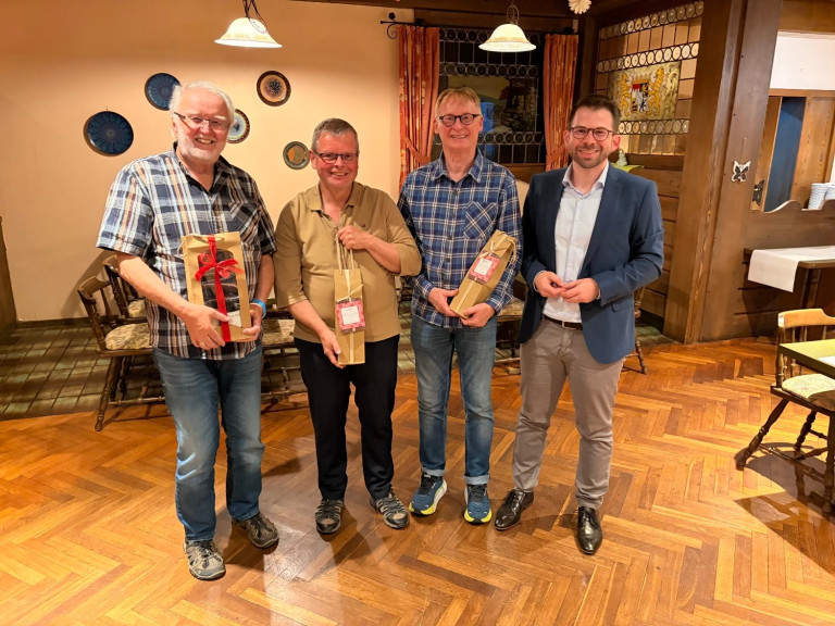 Ehrung für langjährige Mitgliedschaft von links: Bernhard Albert (40 Jahre), Wilfried Neuburger (20 Jahre), Udo Tumczyk (25 Jahre) und Simon Dümig (Vorsitzender)