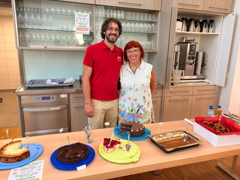 Patrick Reuter und Dagmar Fleckenstein auf unserem Herbstbasar 2025 an der Kuchentheke