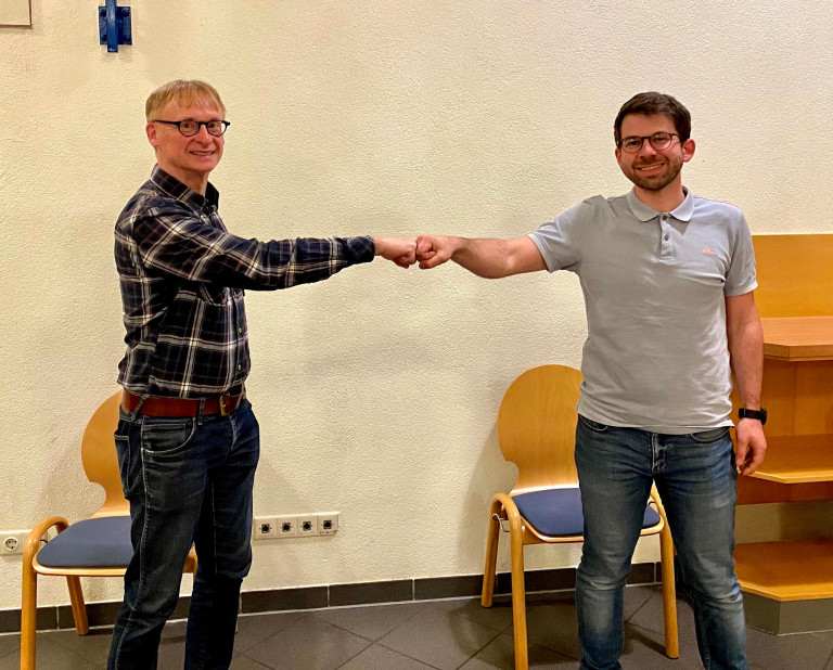 Fraktionsvorsitzender Simon Dümig (links) gratuliert Udo Tumczyk als neu vereidigter Gemeinderat für Sailauf und Eichenberg